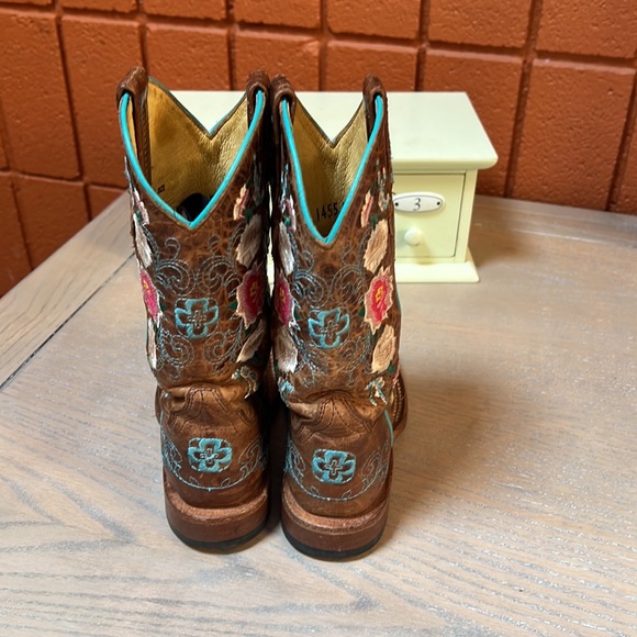 Macie bean little girl boots with embroidered flowers. - Picture 3 of 4